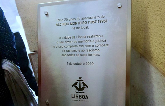 Placa em homenagem a Alcindo Monteiro